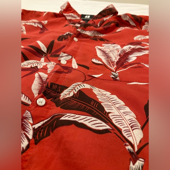 Men’s M red pattern button down summer shirt from H&M - Picture 2 of 2
